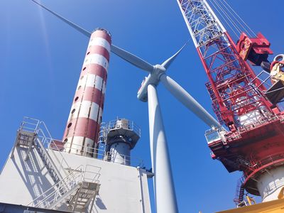 汕頭市首個海上風電項目-中國大唐南海海域首個海上風電項目首臺風機吊裝成功